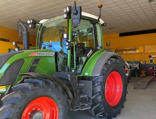 Vehículo agrícola taller BestDrive Azuaga Vehículo agrícola con avería en neumáticos en taller.