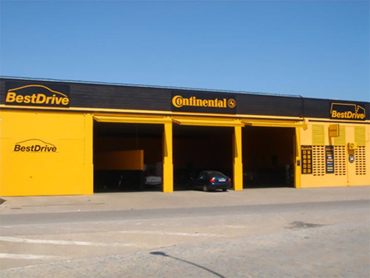Fachada del taller de neumáticos y mecánica rápida BestDrive.
